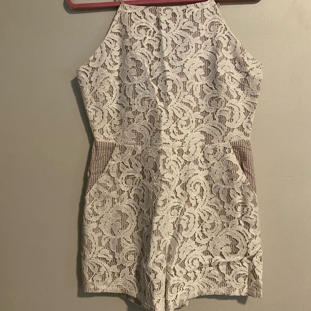 Lace sear sucker romper size medium new with tags